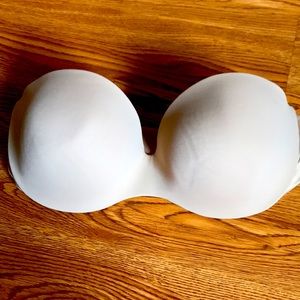 Lightly padded strapless bra with straps